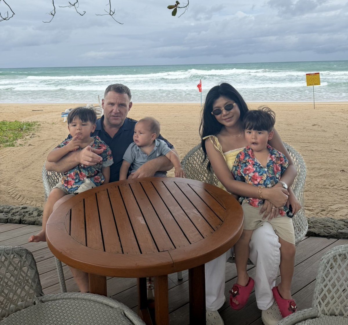 ครอบครัวที่ชายหาด กันยายน 2569 · The family at the beach, September 2026